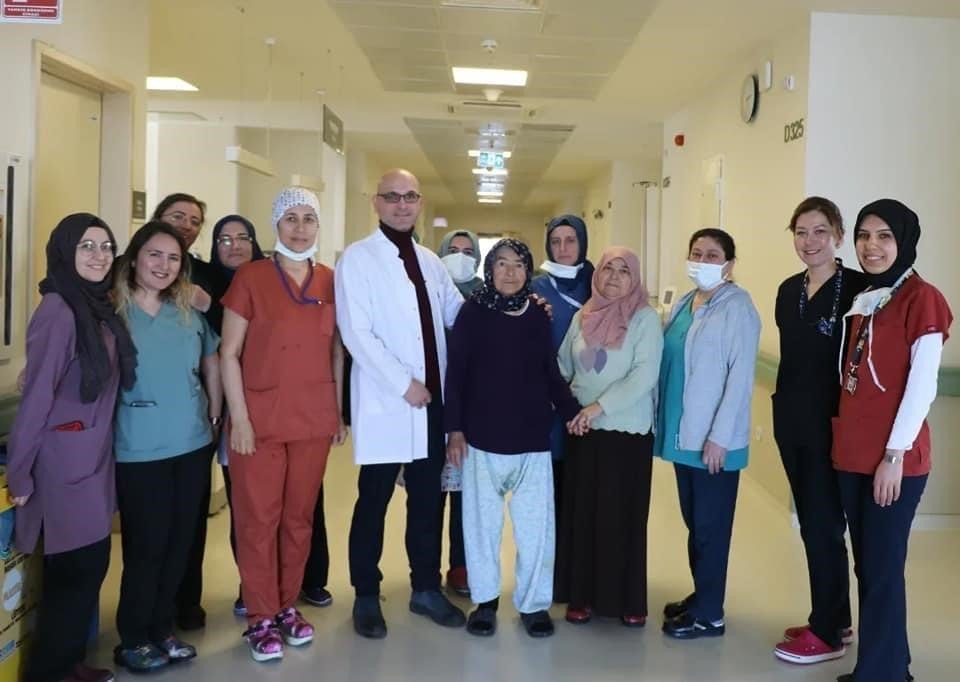 Karın ağrısı yaşayan 89 yaşındaki hastadan 35 santimetrelik kitle çıktı