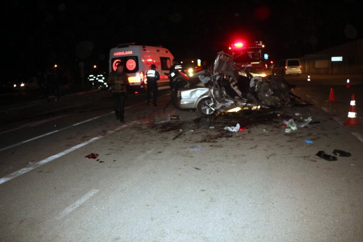 Karşı şeride geçen otomobil cipe çarptı: 2 ölü, 4 yaralı