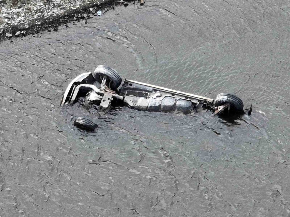 Son 10 yılın en düşük noktasına gelen Alibey Barajı’nda arabalar yüzeye çıktı