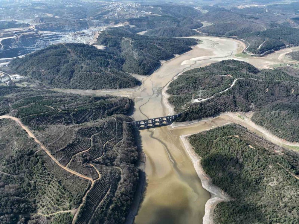 Son 10 yılın en düşük noktasına gelen Alibey Barajı’nda arabalar yüzeye çıktı