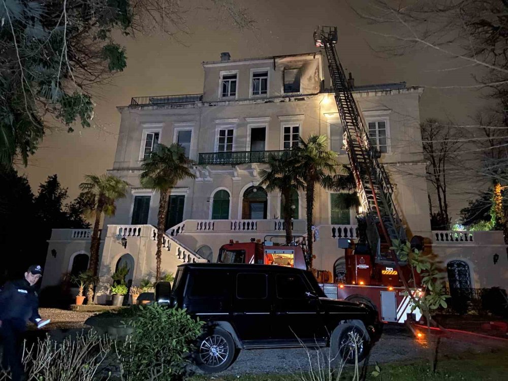 Üç katlı köşkte yangın