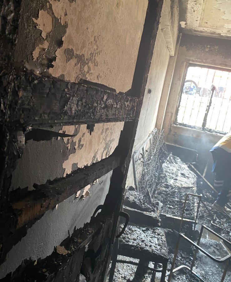 2 katlı binada çıkan yangında bedensel engelli Emre, öldü