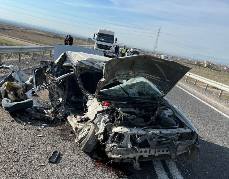 Otomobille kamyonetin çarpıştığı kazada baba ve oğlu hayatını kaybetti