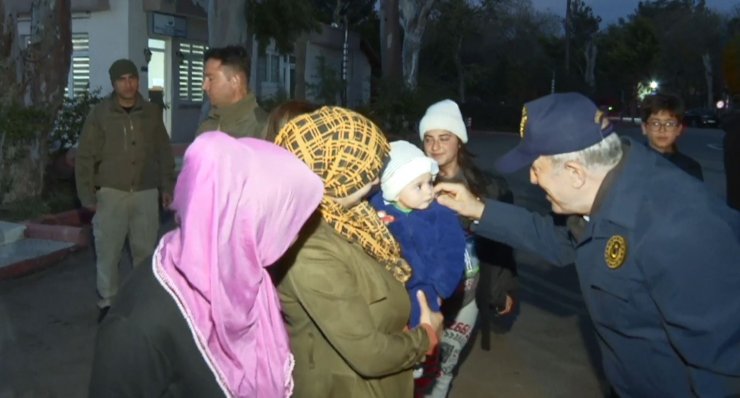 Bakan Akar, Hatay'da depremzedelerle görüştü