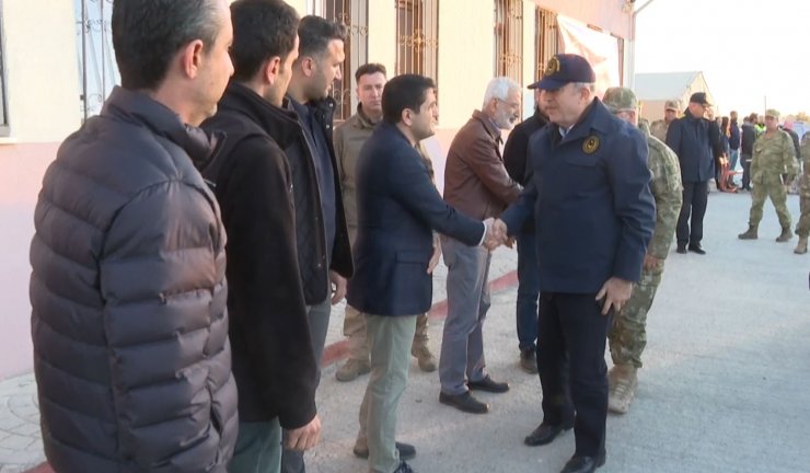 Bakan Akar, Hatay'da depremzedelerle görüştü