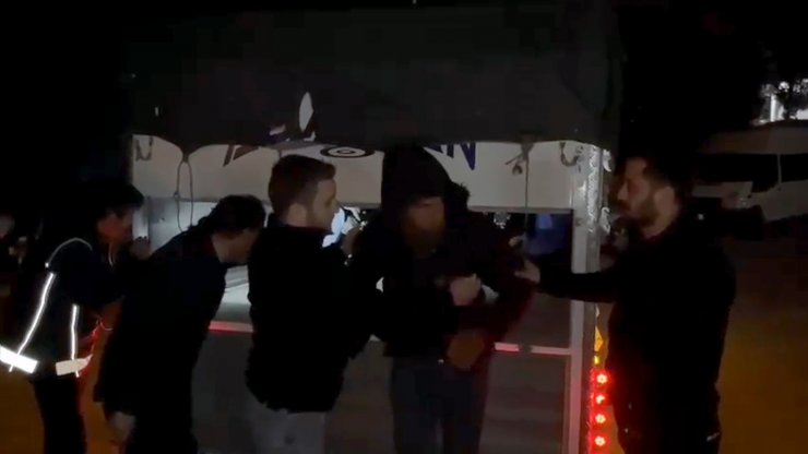 Kaçak göçmen taşıyan kamyonet şoförü: Allah rızası için aldım