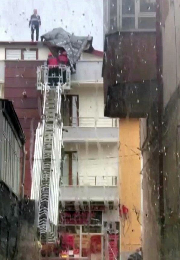 Meteoroloji uyarmıştı! Sakarya'da kuvvetli fırtına etkili oldu