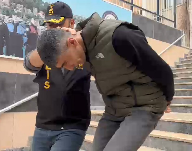 Park halindeki otomobillerden hırsızlık yapan şüpheli yakalandı