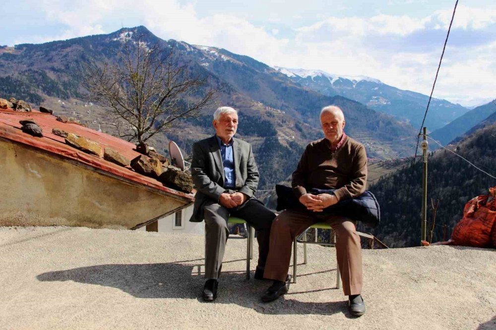 Sel ve heyelanla gittiler, depremle döndüler