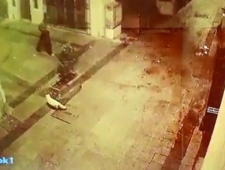 Tanışma teklifini kabul etmedi, telefonunu alıp kaçtı