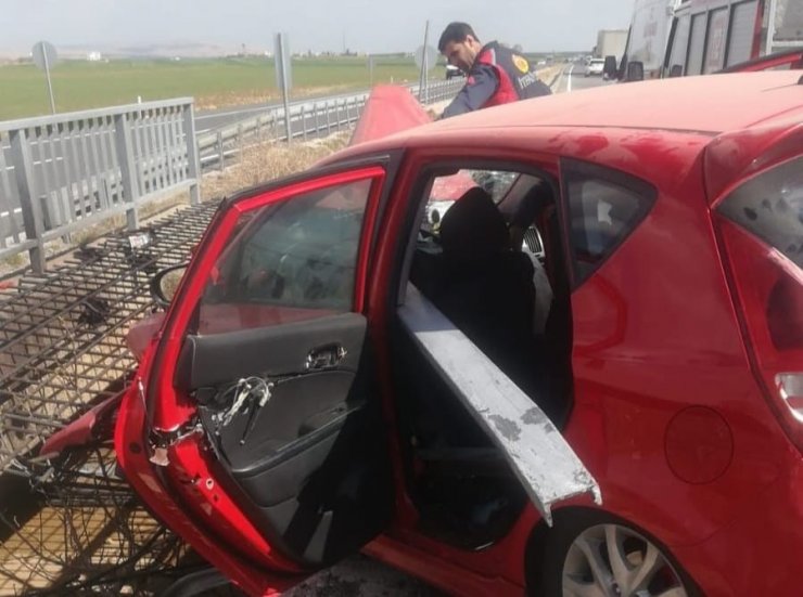 TIR’ın sıkıştırdığı otomobile bariyer ok gibi saplandı: 4 yaralı