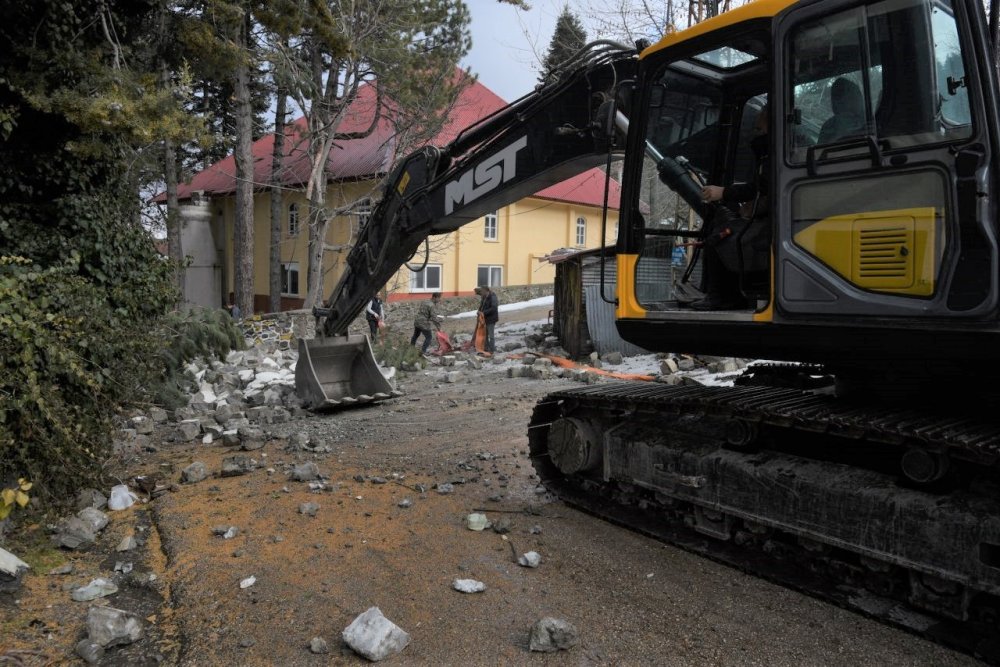 Ağır hasarlı cami minaresi kontrollü olarak yıkıldı