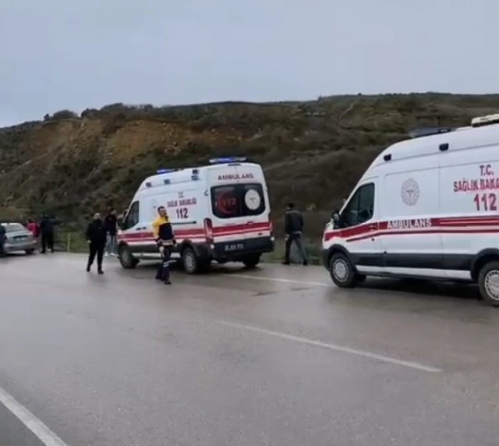 Bandırma’da trafik kazası: Araç tarlaya uçtu, 2 kişi yaralandı