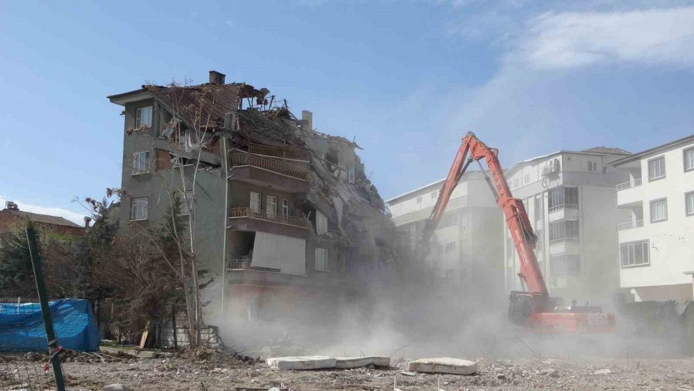 Depremde ağır hasar alan evinin yıkılışını gözyaşları ile izledi