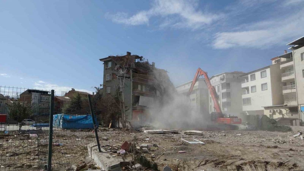 Depremde ağır hasar alan evinin yıkılışını gözyaşları ile izledi