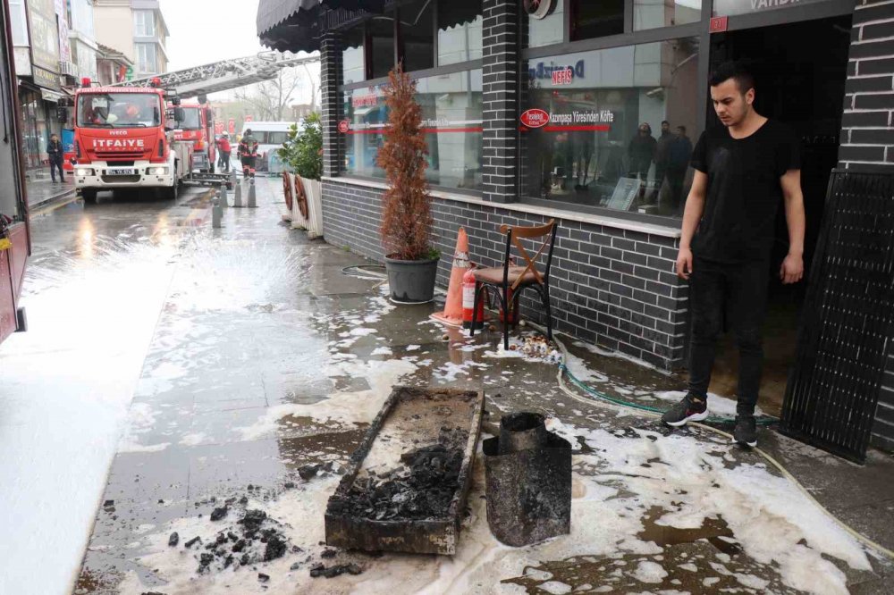 Et restoranının mangal bölümünde yangın çıktı, ekipler seferber oldu