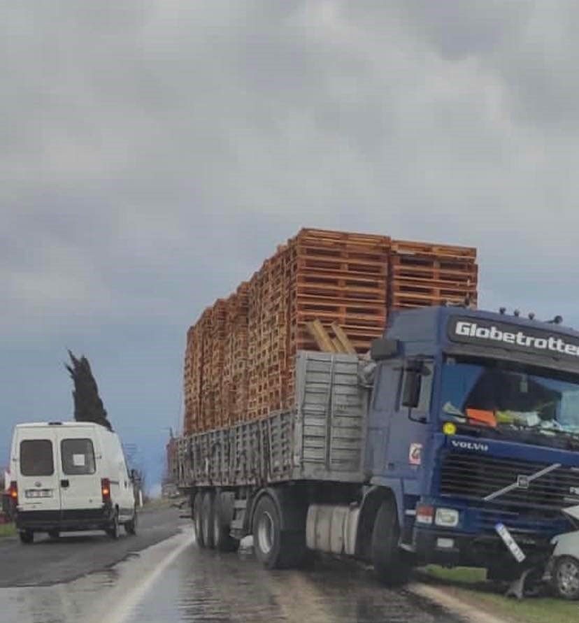 Gönen’de palet yüklü tır ile otomobil kafa kafaya çarpıştı