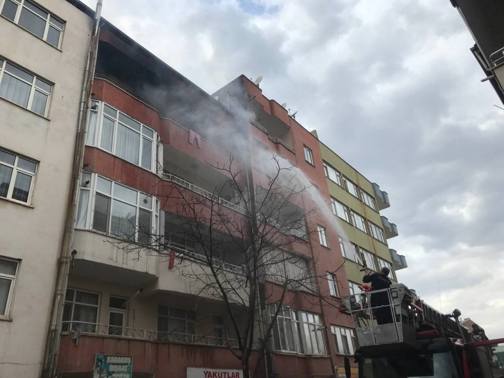 Iğdır’da bir binanın 4. katında çıkan yangına su bidonu ile müdahale
