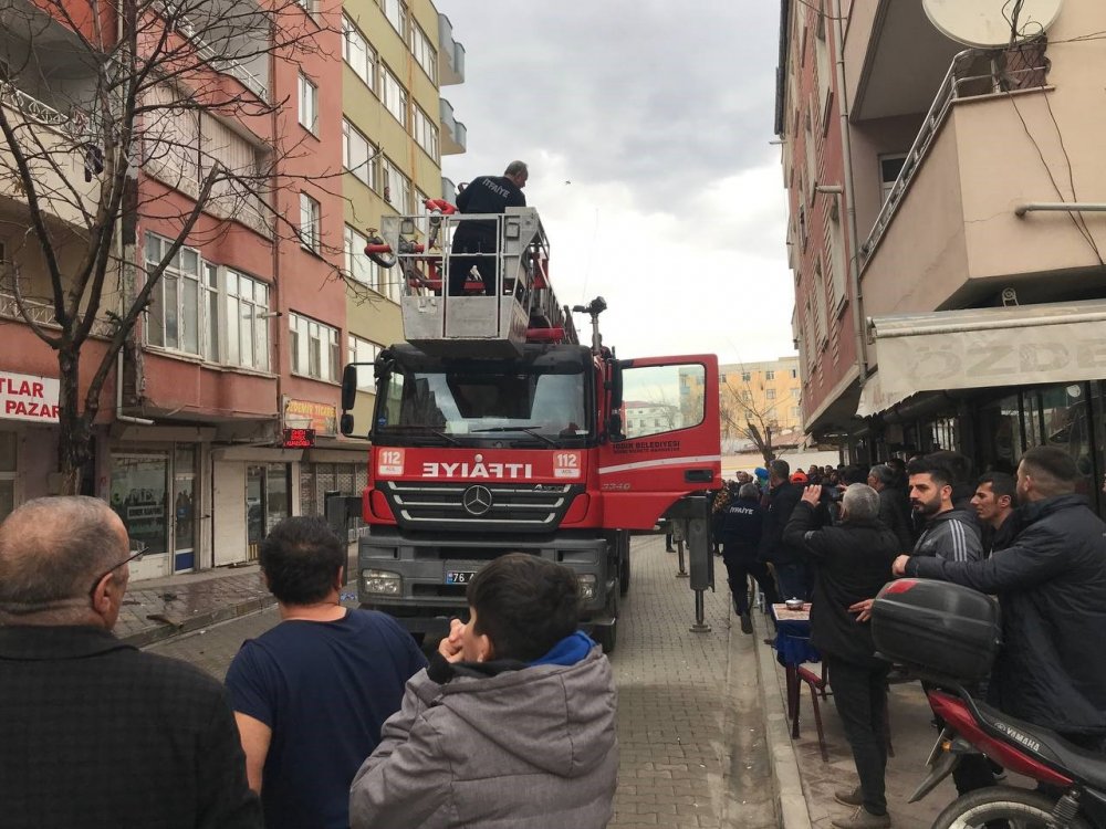 Iğdır’da bir binanın 4. katında çıkan yangına su bidonu ile müdahale