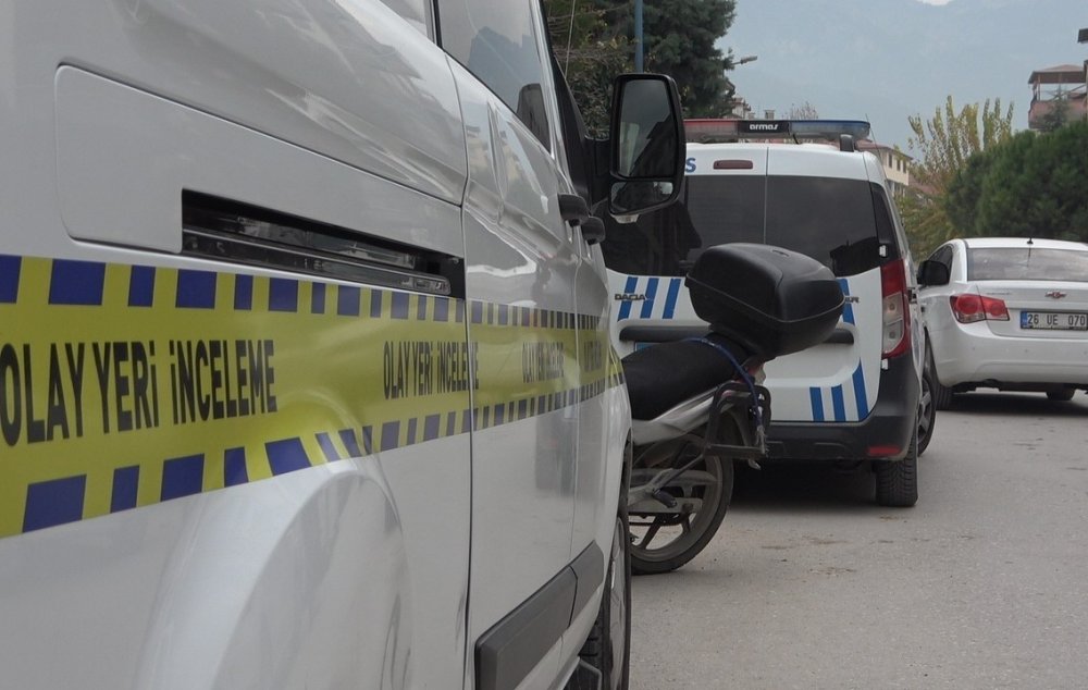 Kardeşini karnından bıçakladı