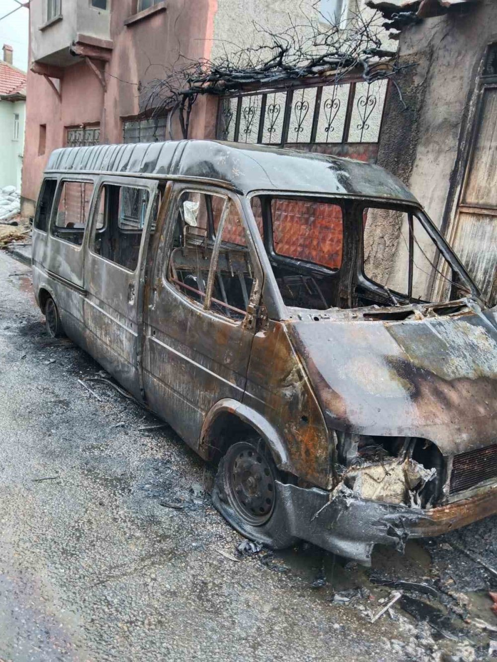 Konya'da trafonun patlamasıyla yangın çıktı! Bakkal sahibi hayatını kaybetti