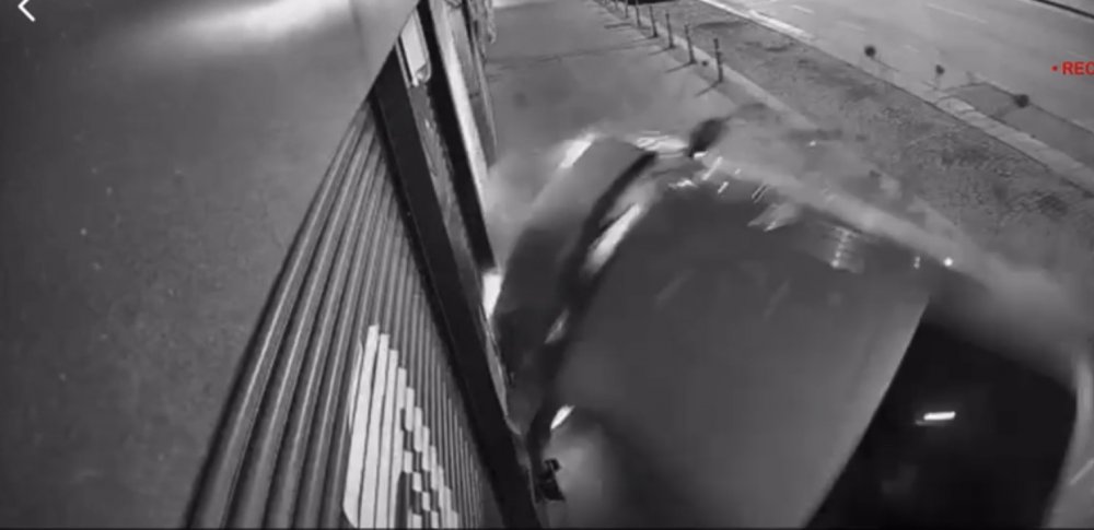 Konya'nın merkezinde gece vakti feci kaza! Virajı alamadı, dükkana çarptı