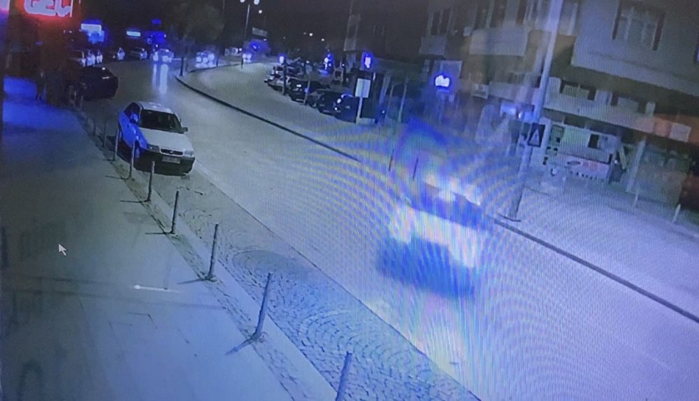 Konya'nın merkezinde gece vakti feci kaza! Virajı alamadı, dükkana çarptı