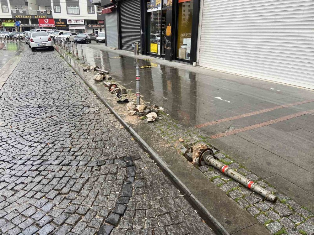 Konya'nın merkezinde gece vakti feci kaza! Virajı alamadı, dükkana çarptı