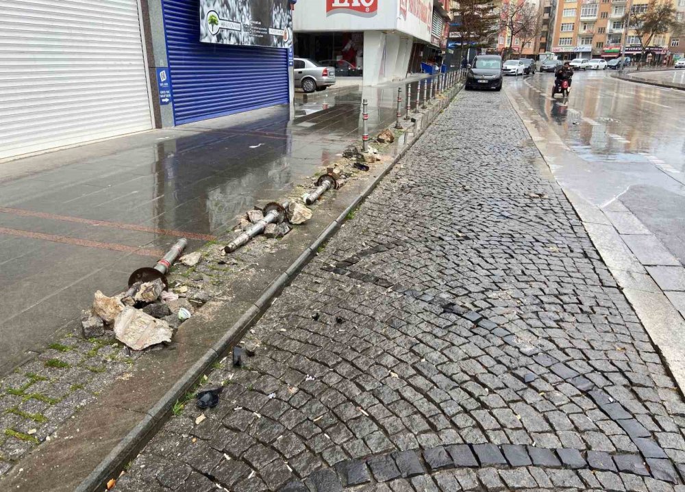 Konya'nın merkezinde gece vakti feci kaza! Virajı alamadı, dükkana çarptı