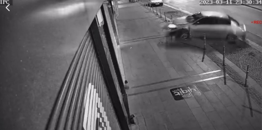 Konya'nın merkezinde gece vakti feci kaza! Virajı alamadı, dükkana çarptı