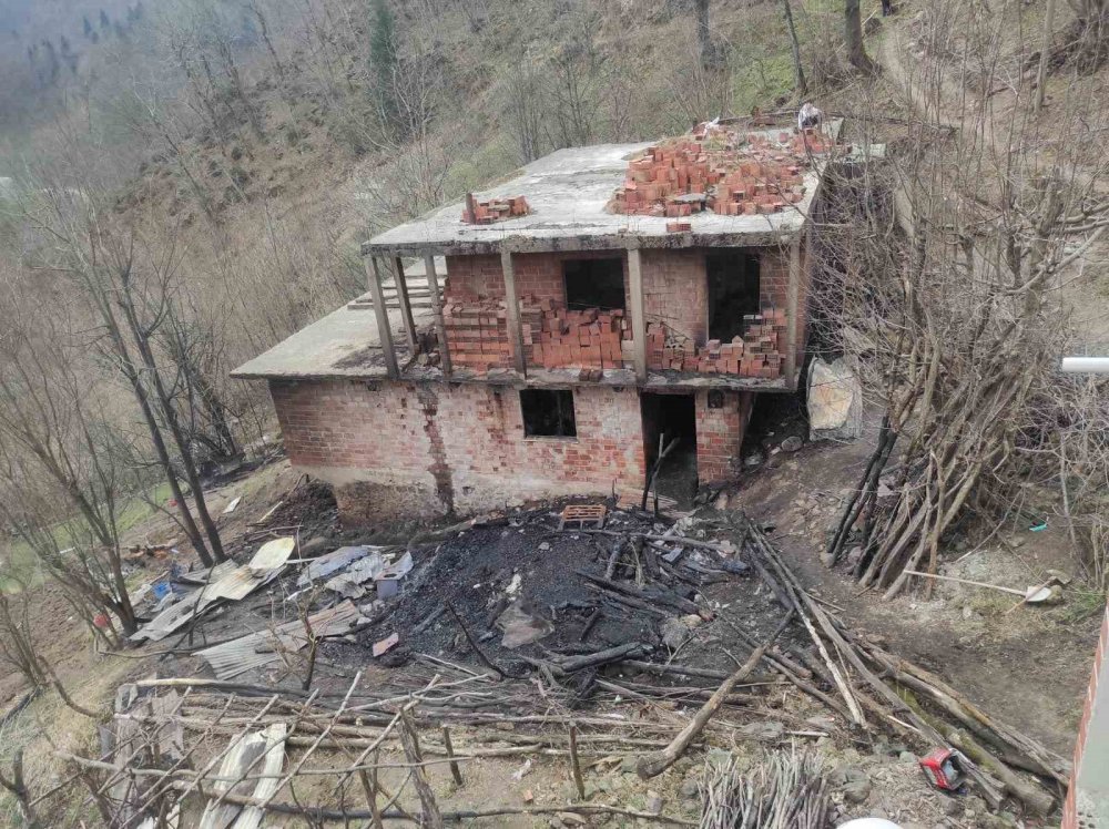 Köy evinde çıkan yangın paniğe neden oldu