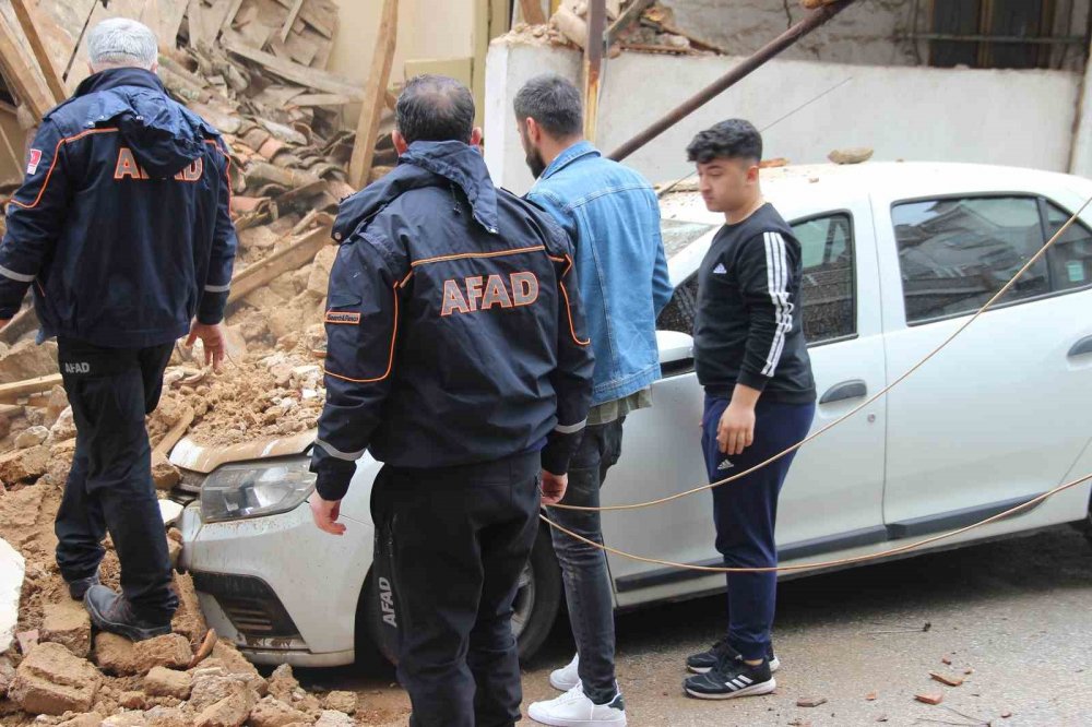 Metruk bina bir aracın üstüne çöktü