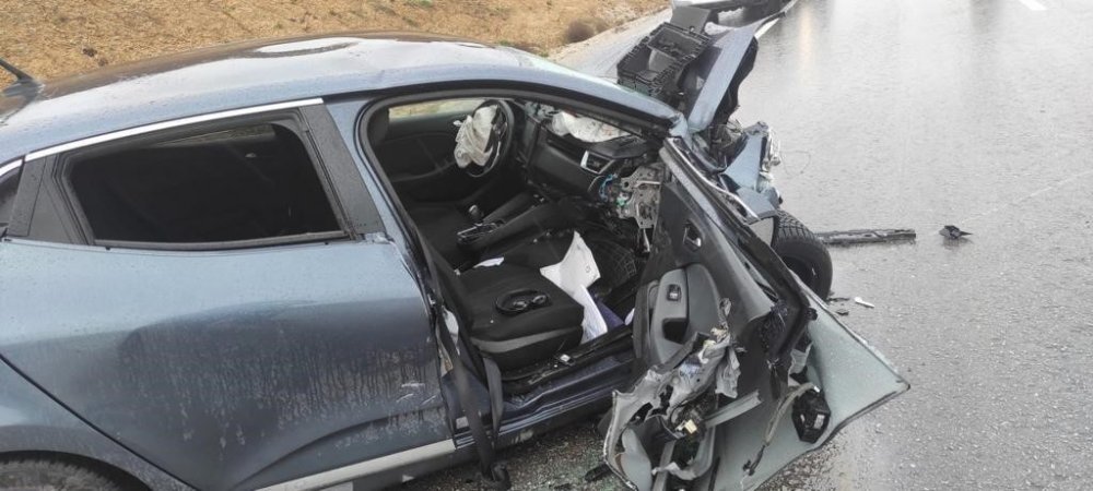 Otomobiller kafa kafaya çarpıştı: 1 ölü, 3 yaralı