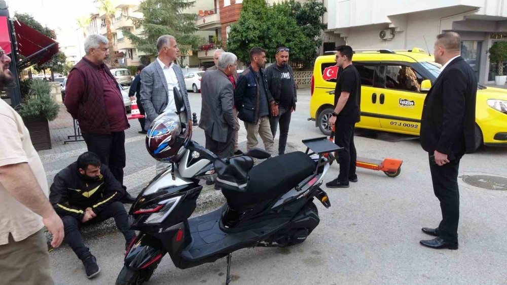 Scooter ile motosiklet çarpıştı: Motosikletteki 2 kişi yaralandı