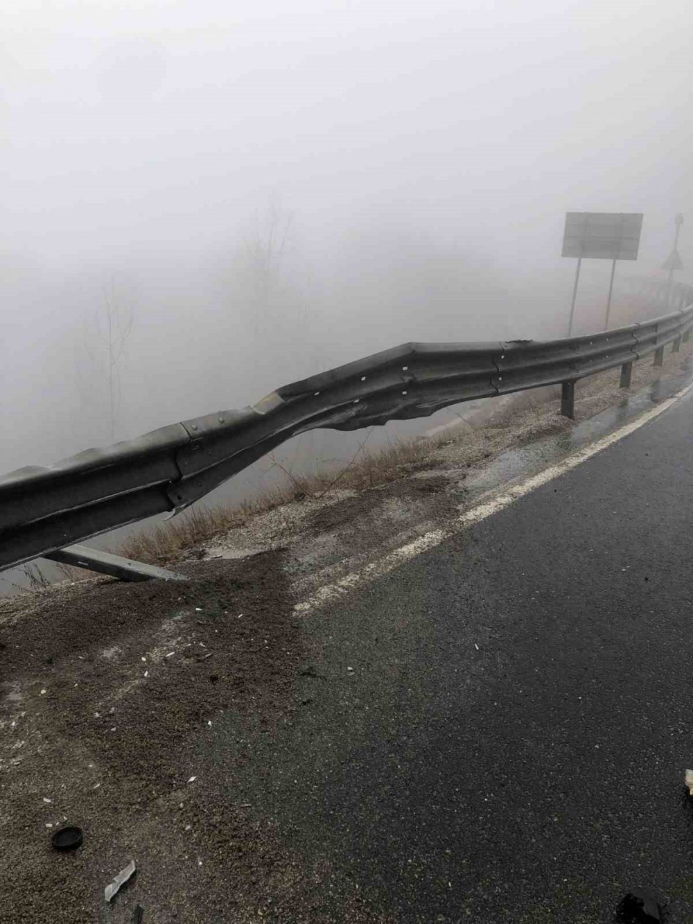 Sis sebebiyle kontrolden çıkan otomobil bariyerlere çarptı