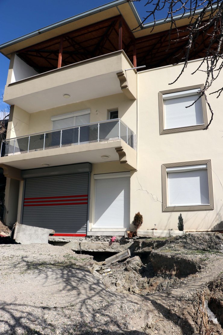 Depremde binanın yönü 1 metre değişti