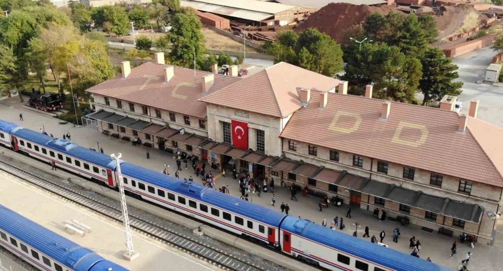 Depremlerin yıkamadığı bina: Erzincan Tren Garı
