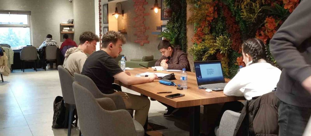 Konya'da Dönemeç Kitap Kafe’ye gençlerden yoğun ilgi