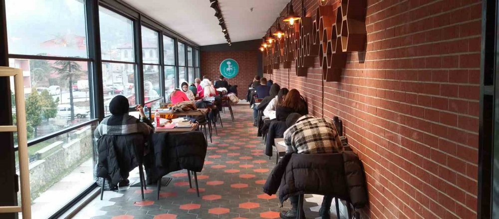 Konya'da Dönemeç Kitap Kafe’ye gençlerden yoğun ilgi