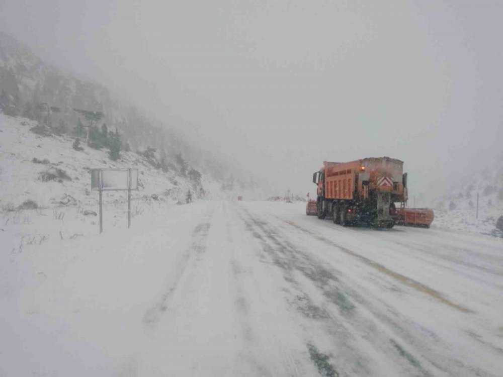 Konya'da yola çıkanlar dikkat! Kar yağışı başladı