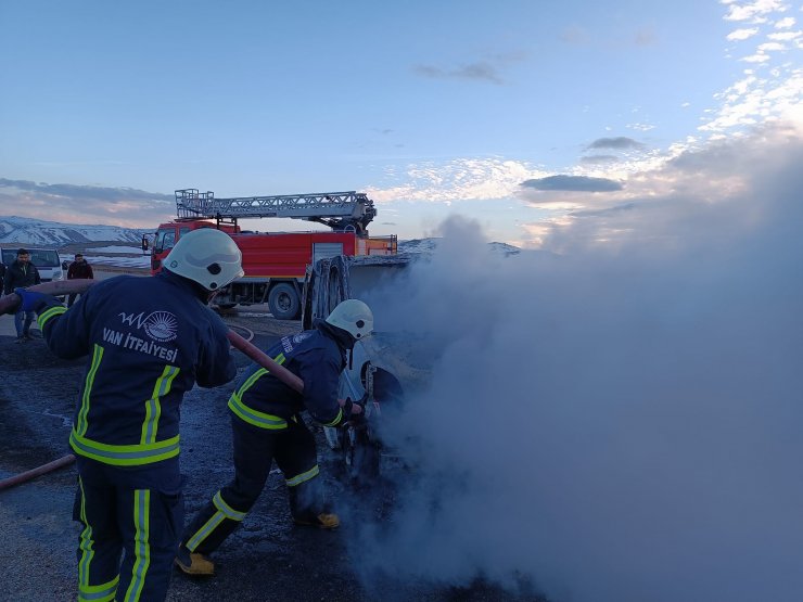 Seyir halindeki araç alev alev yandı