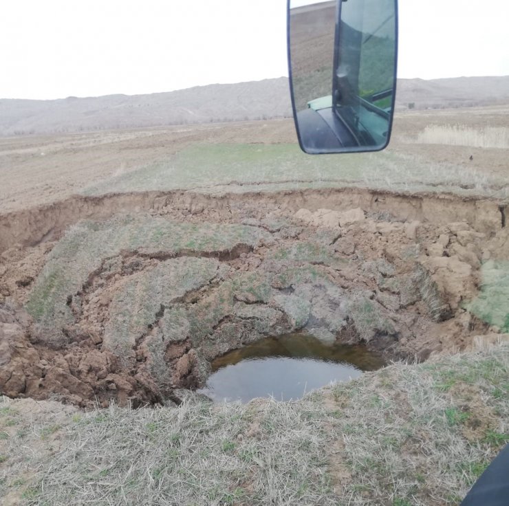 Tarlada 15 metre çaplı obruk oluştu