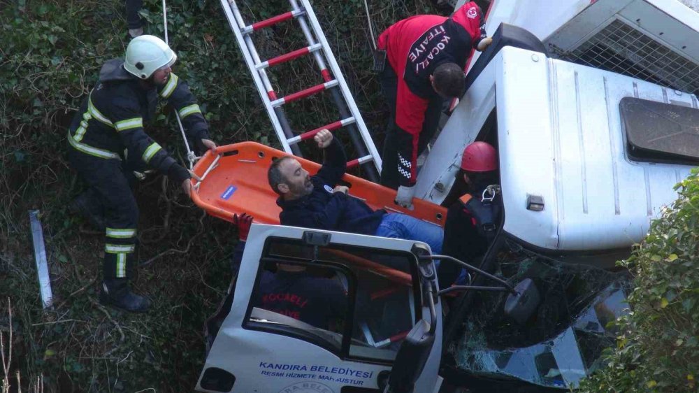 Çöp kamyonu uçurumda asılı kaldı