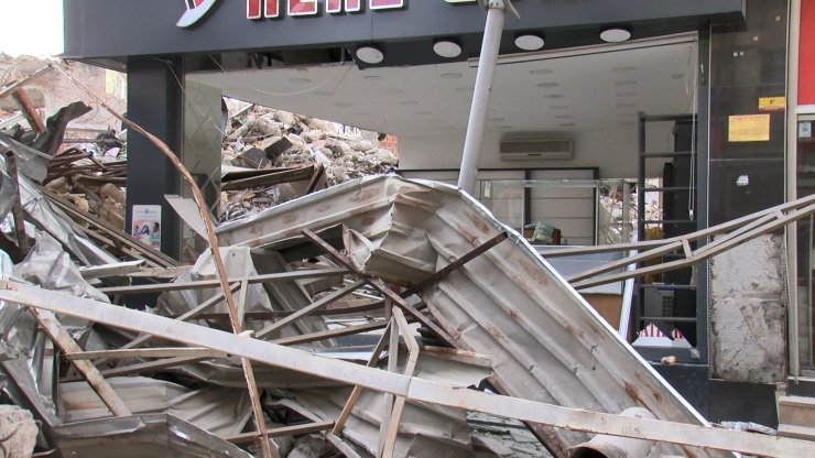 Depremi fırsat bildiler 5 milyon çaldılar!