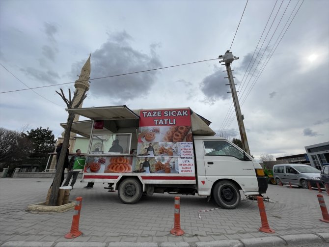 Depremzede tatlıcı, Konya'da işini sürdürüyor
