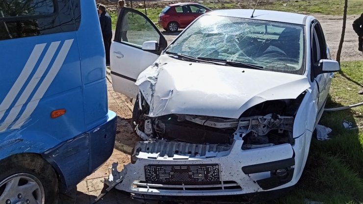 Edirne’de otomobil, yolcu minibüsüne çarptı: 5 yaralı