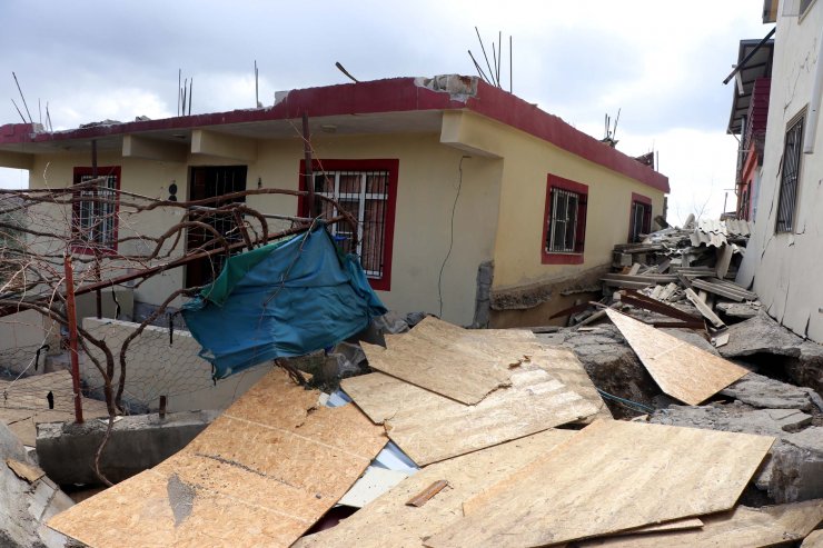 Fay hattının geçtiği yol çöktü, müstakil evin yönü değişti