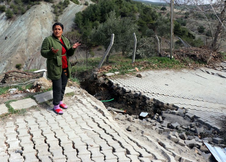 Fay hattının geçtiği yol çöktü, müstakil evin yönü değişti