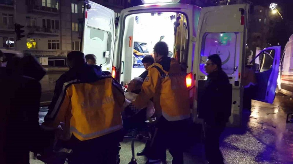 Hasta taşıyan ambulans otomobille çarpıştı