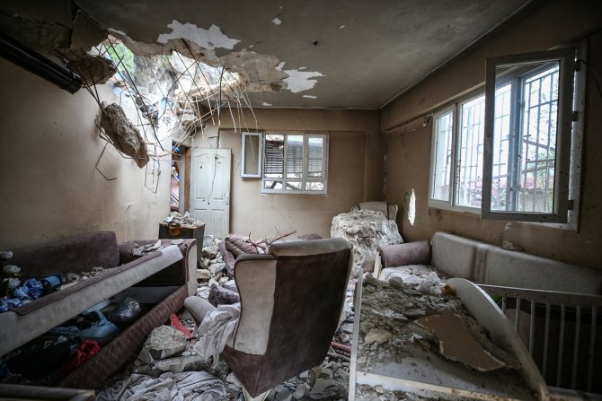 Hatay'da depremde yıkılmayan evlere dağdan kopan kayalar zarar verdi